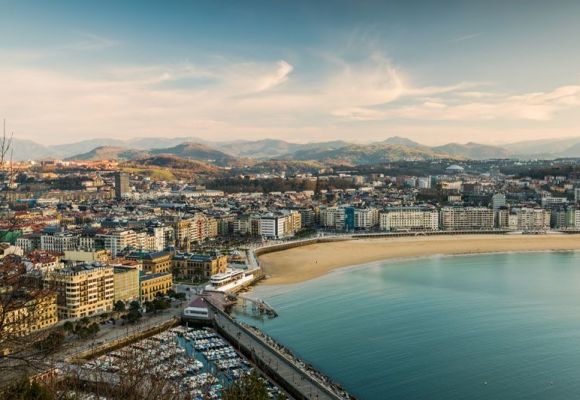 Jolie ville côtière d'Espagne