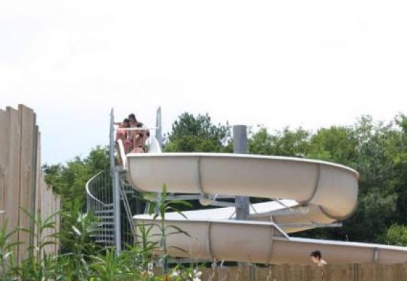 Espace aquatique équipé de toboggan