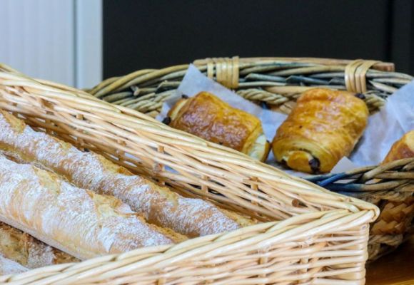 Service pain et viennoiserie à la réception